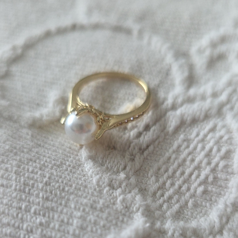 Elegant Gold Pearl Ring